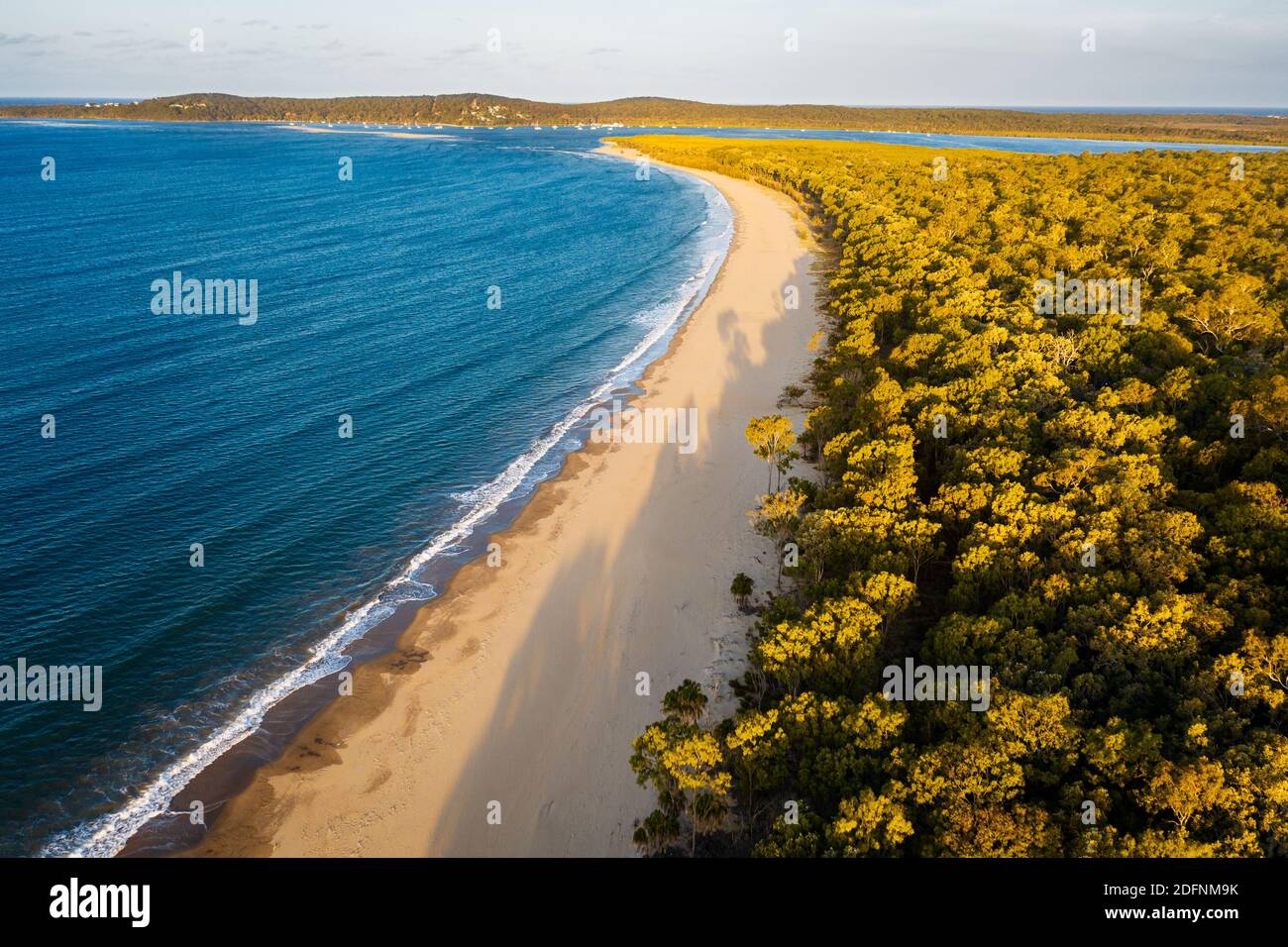 Vista aerea sulla bellissima spiaggia di Bustard nel Parco Nazionale di Eurimbula. Foto Stock