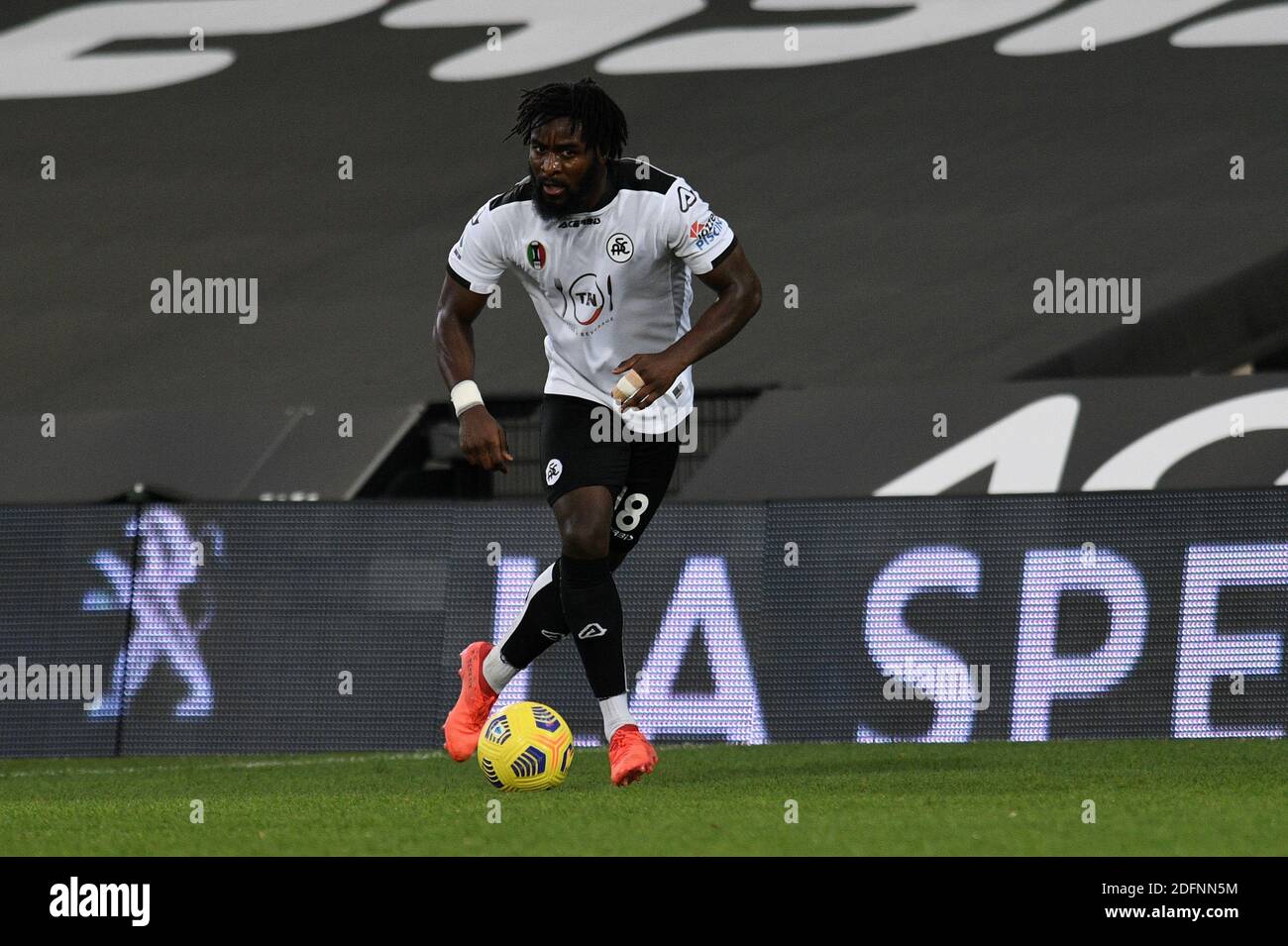 Cesena, Italia. 5 dicembre 2020. Cesena, Italia, Stadio Orogel - Dino Manuzzi, 05 dicembre 2020, Nbala Nzola di AC Spezia in azione durante Spezia Calcio vs SS Lazio - Calcio italiano Serie A match Credit: Matteo Papini/LPS/ZUMA Wire/Alamy Live News Foto Stock