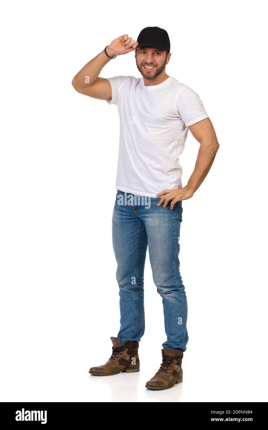 Uomo sorridente in stivali, jeans e rimosse, maglietta lumberjack è  camminare verso la telecamera. Lunghezza completa studio shot isolato su  bianco Foto stock - Alamy