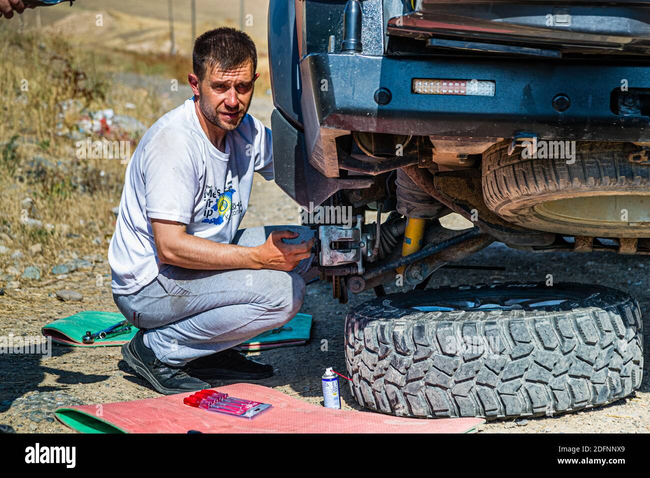 La Land Rover deve essere riparata mentre si trova su Silk Road Foto Stock