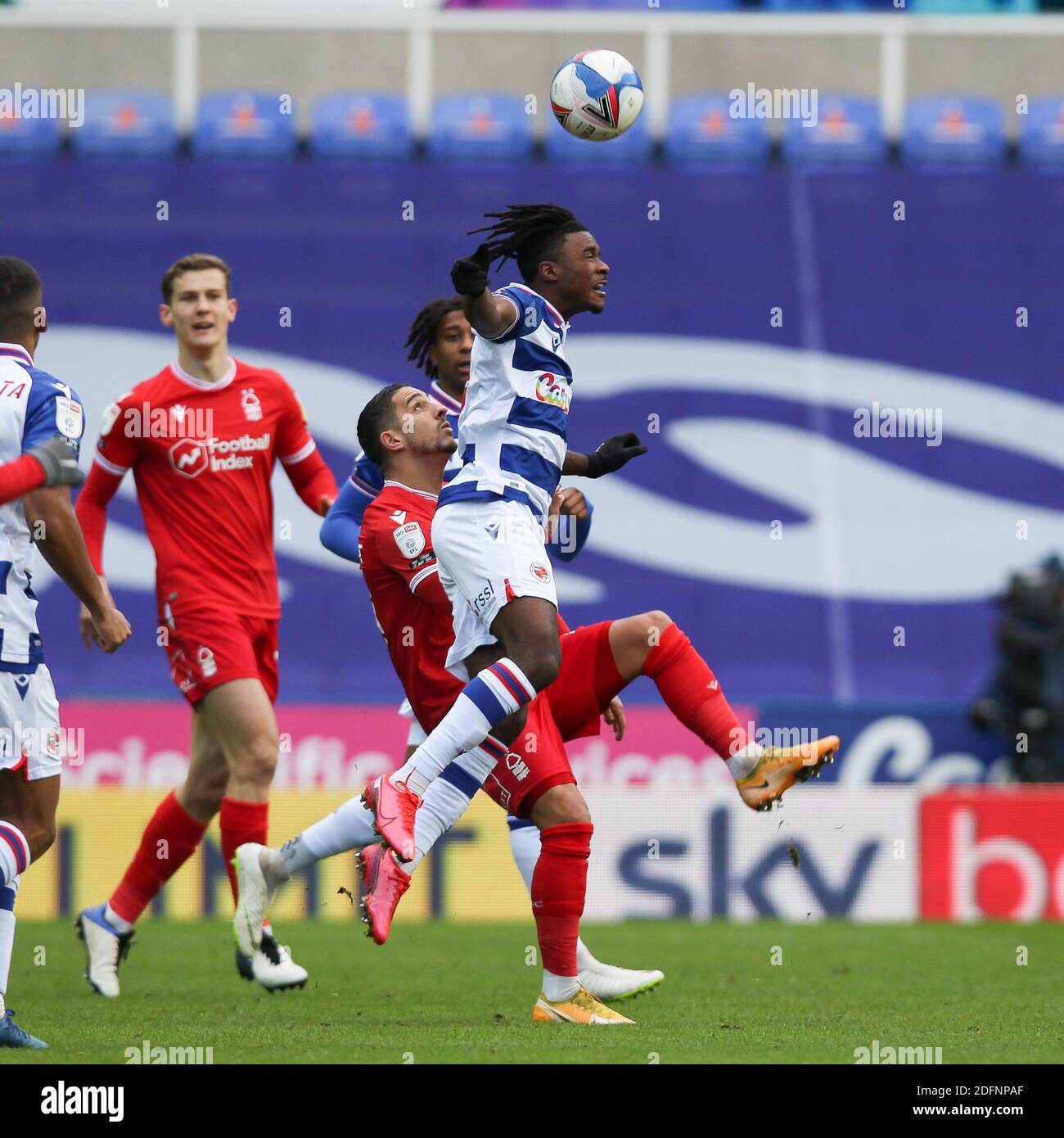 Omar Richards of Reading e Anthony Knockaert of Nottingham Forest sfidano la palla durante la partita del campionato EFL Sky Bet tra Reading e la foresta di Nottingham allo stadio di Madejski, Reading, Inghilterra, il 5 dicembre 2020. Foto di Ken Sparks. Solo per uso editoriale, è richiesta una licenza per uso commerciale. Nessun utilizzo nelle scommesse, nei giochi o nelle pubblicazioni di un singolo club/campionato/giocatore. Foto Stock