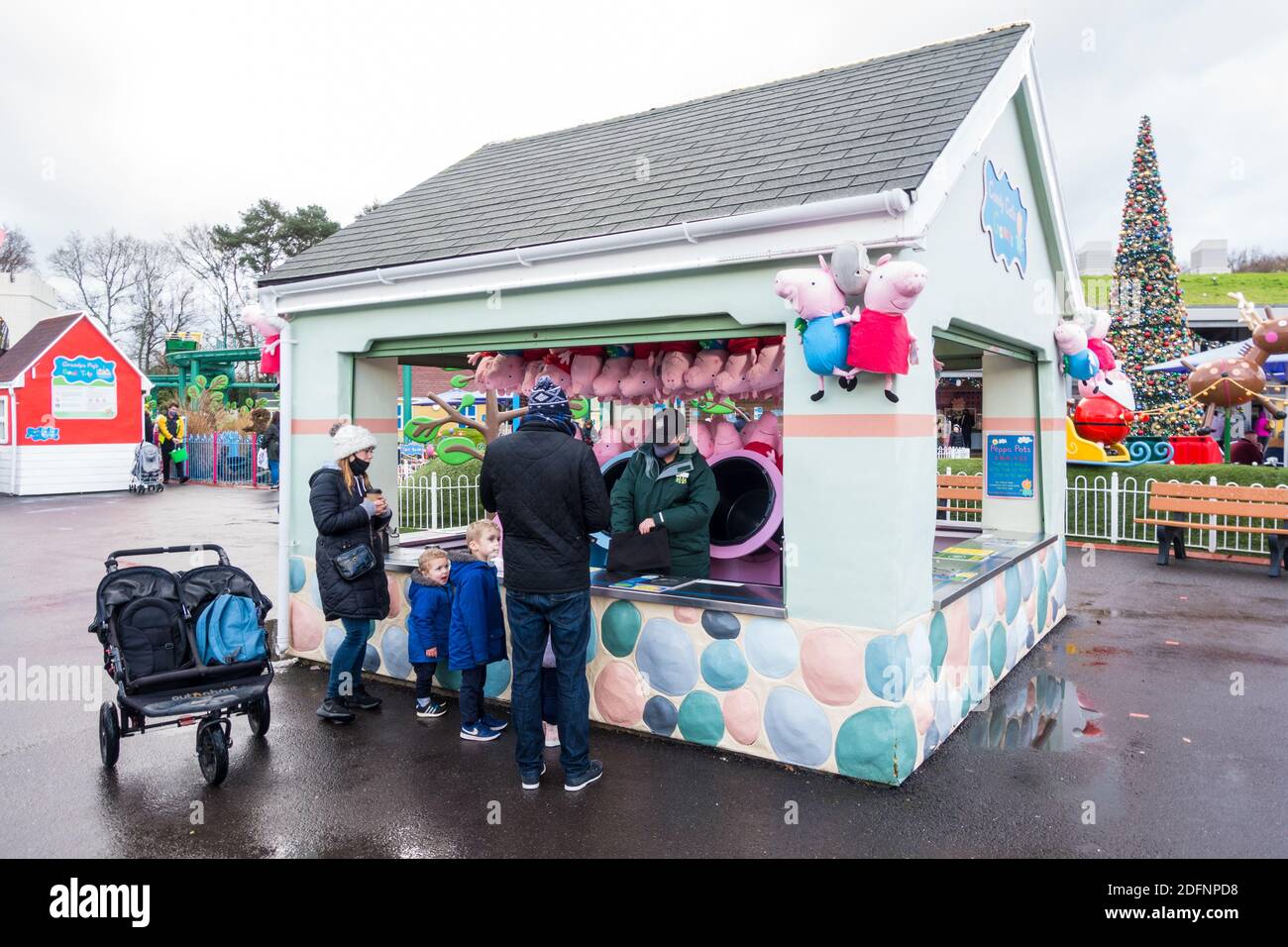 Famiglia con due bambini piccoli che giocano a Peppa Pig World nei parchi di Paultons Foto Stock