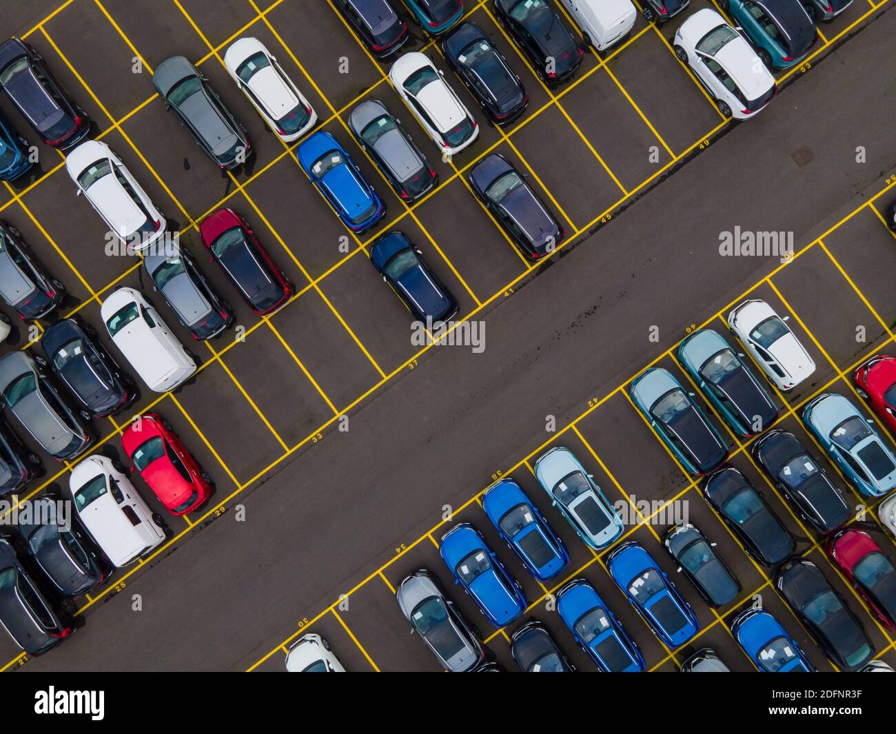 Vista dall'alto di molte auto parcheggiate in attesa di trasporto aereo vista drone allineata strutturata Foto Stock