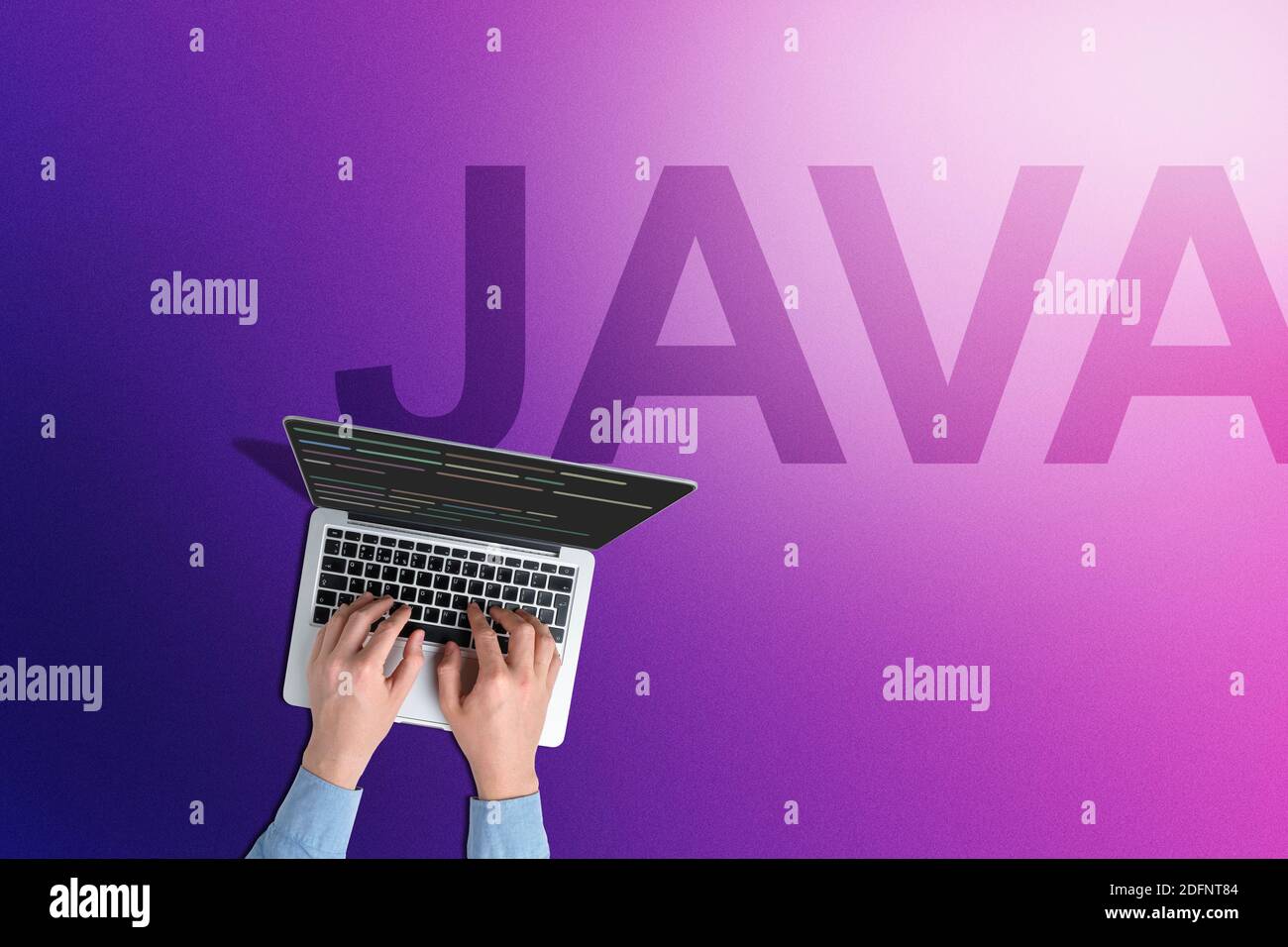 Linguaggio di programmazione concettuale Java con una persona con un computer portatile Foto Stock