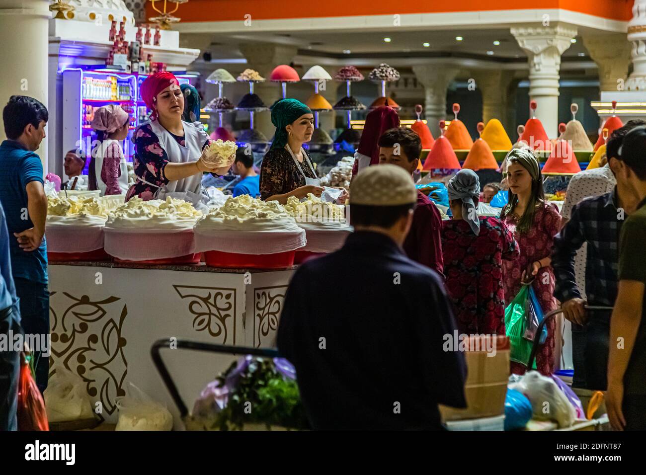 All'interno del mercato principale di Dushanbe, capitale del Tagikistan Foto Stock