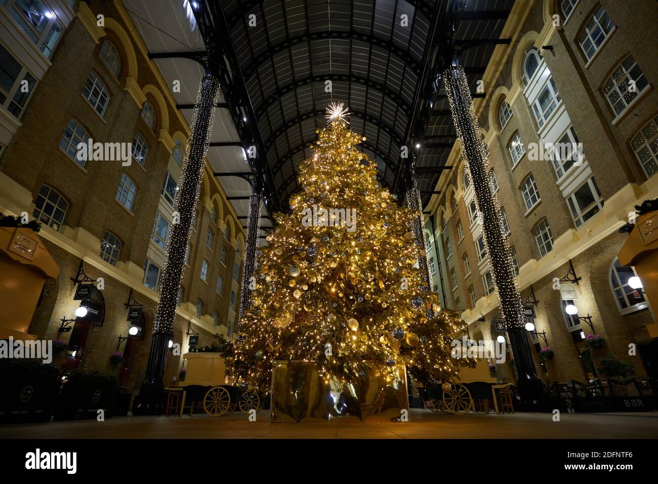 Londra, Regno Unito. - 6 Dic 2020: Hay's Galleria, un'area commerciale e commerciale vicino al London Bridge, è decorata con luci e alberi festosi per Natale 2020. Foto Stock