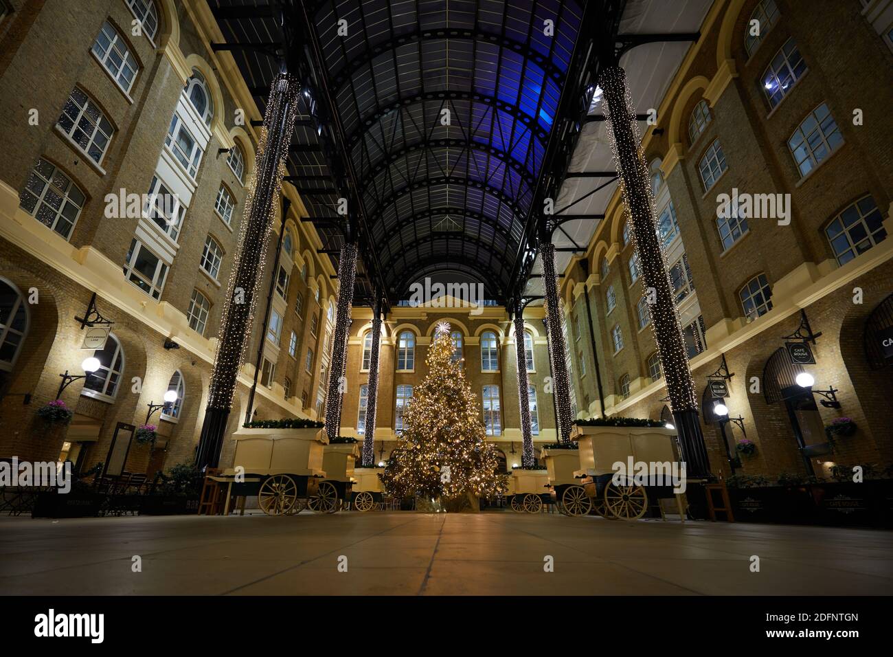 Londra, Regno Unito. - 6 Dic 2020: Hay's Galleria, un'area commerciale e commerciale vicino al London Bridge, è decorata con luci e alberi festosi per Natale 2020. Foto Stock