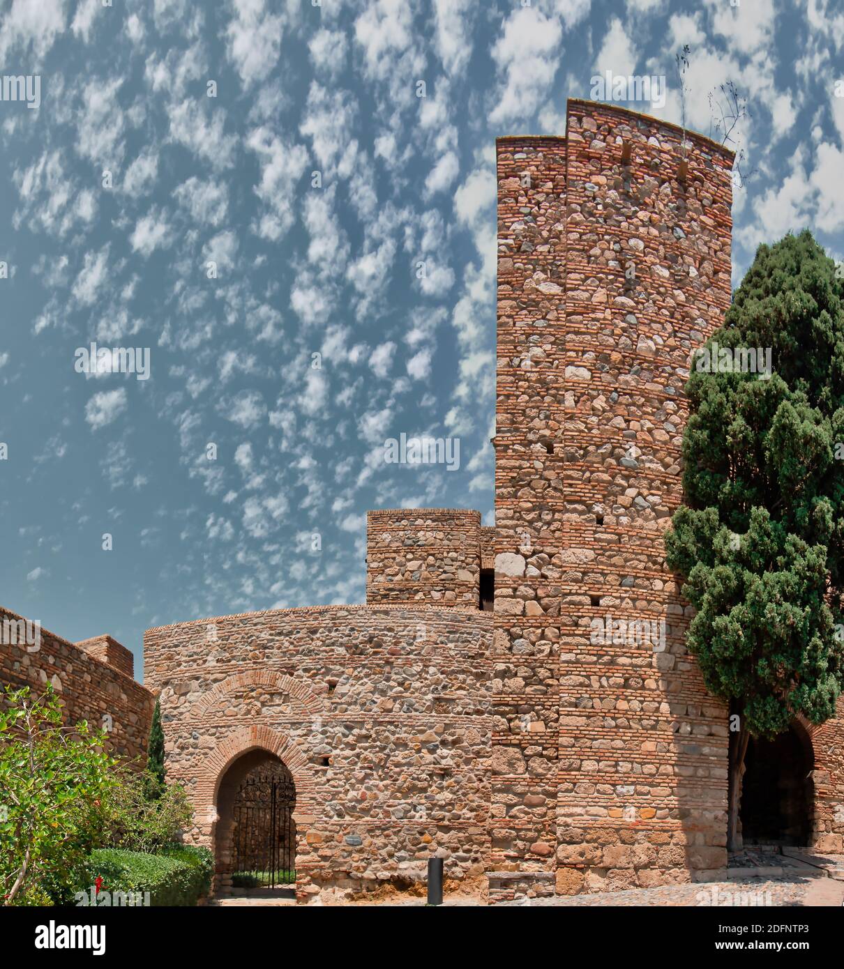 Architettura in stile moresco nell'Alcazaba di Malaga, una sontuosa fortificazione del periodo islamico con splendidi giardini, a Malaga, Costa del Sud Foto Stock