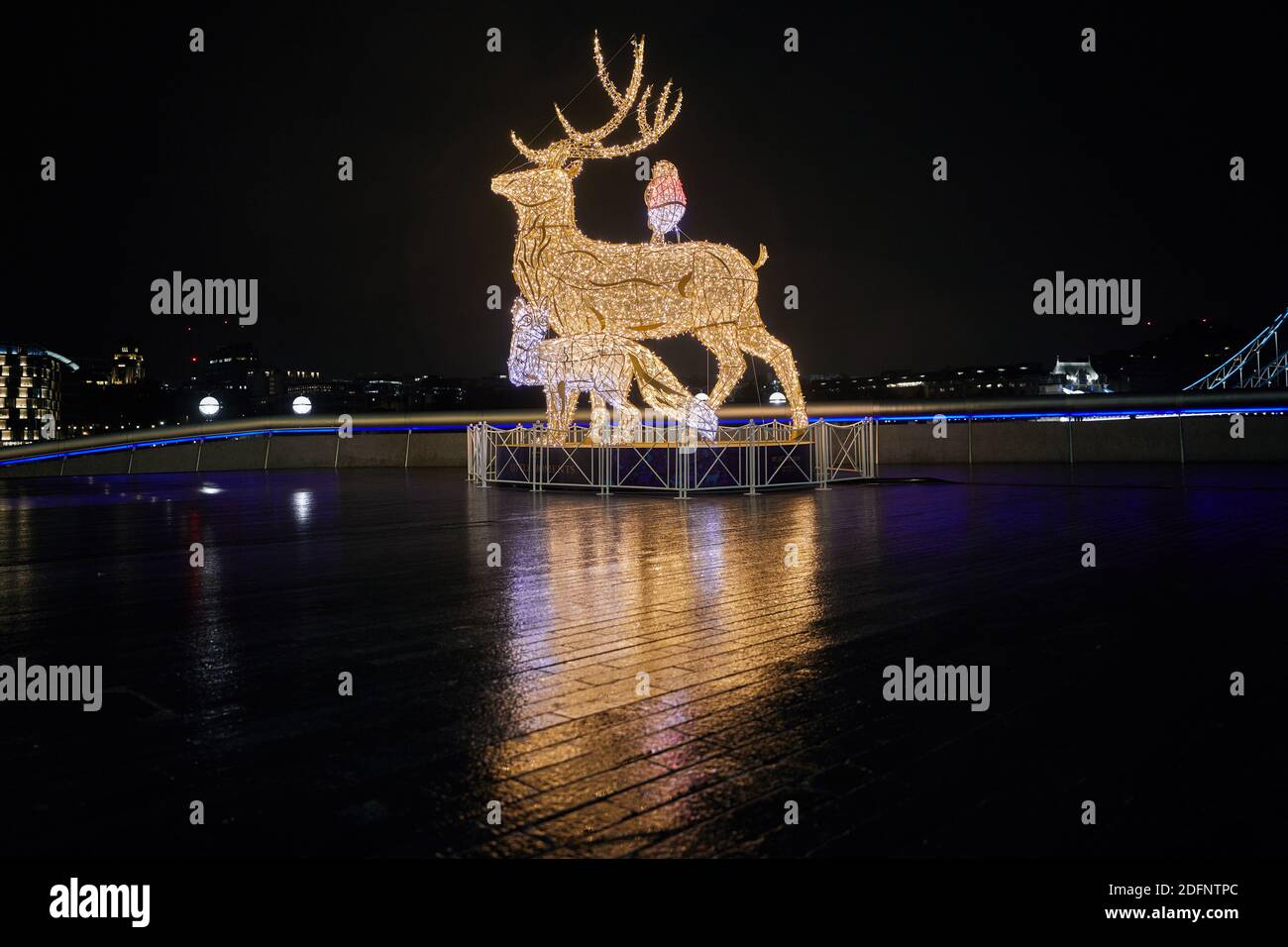 Londra, Regno Unito. - 6 Dic 2020: Una renna illuminata, un derubato e un cane da Husky fanno parte della mostra natalizia del 2020 a London Bridge City, un'area commerciale tra il London Bridge e il Tower Bridge. Foto Stock
