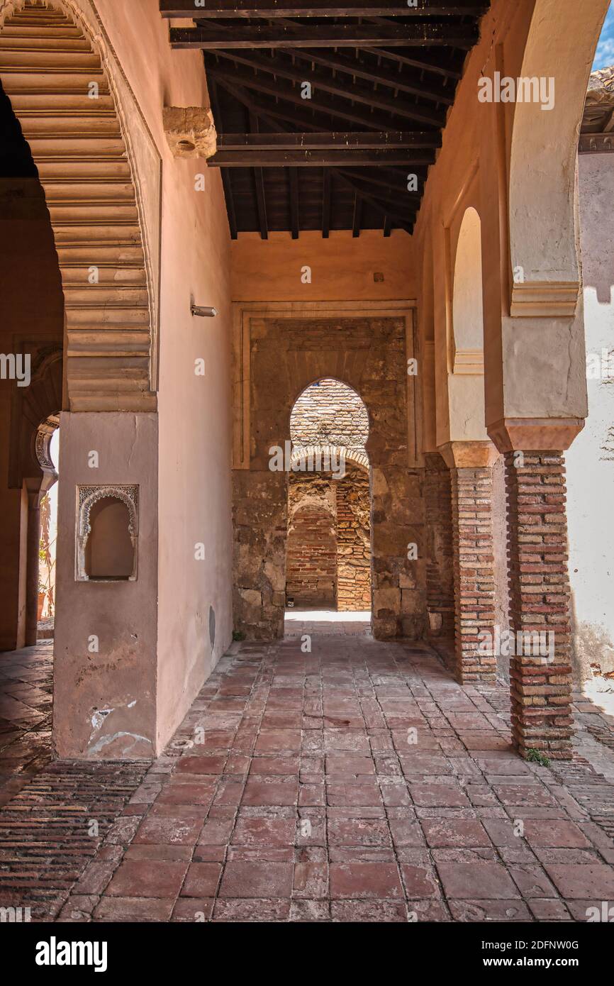 Architettura in stile moresco nell'Alcazaba di Malaga, una sontuosa fortificazione del periodo islamico con splendidi giardini, a Malaga, Costa del Sud Foto Stock