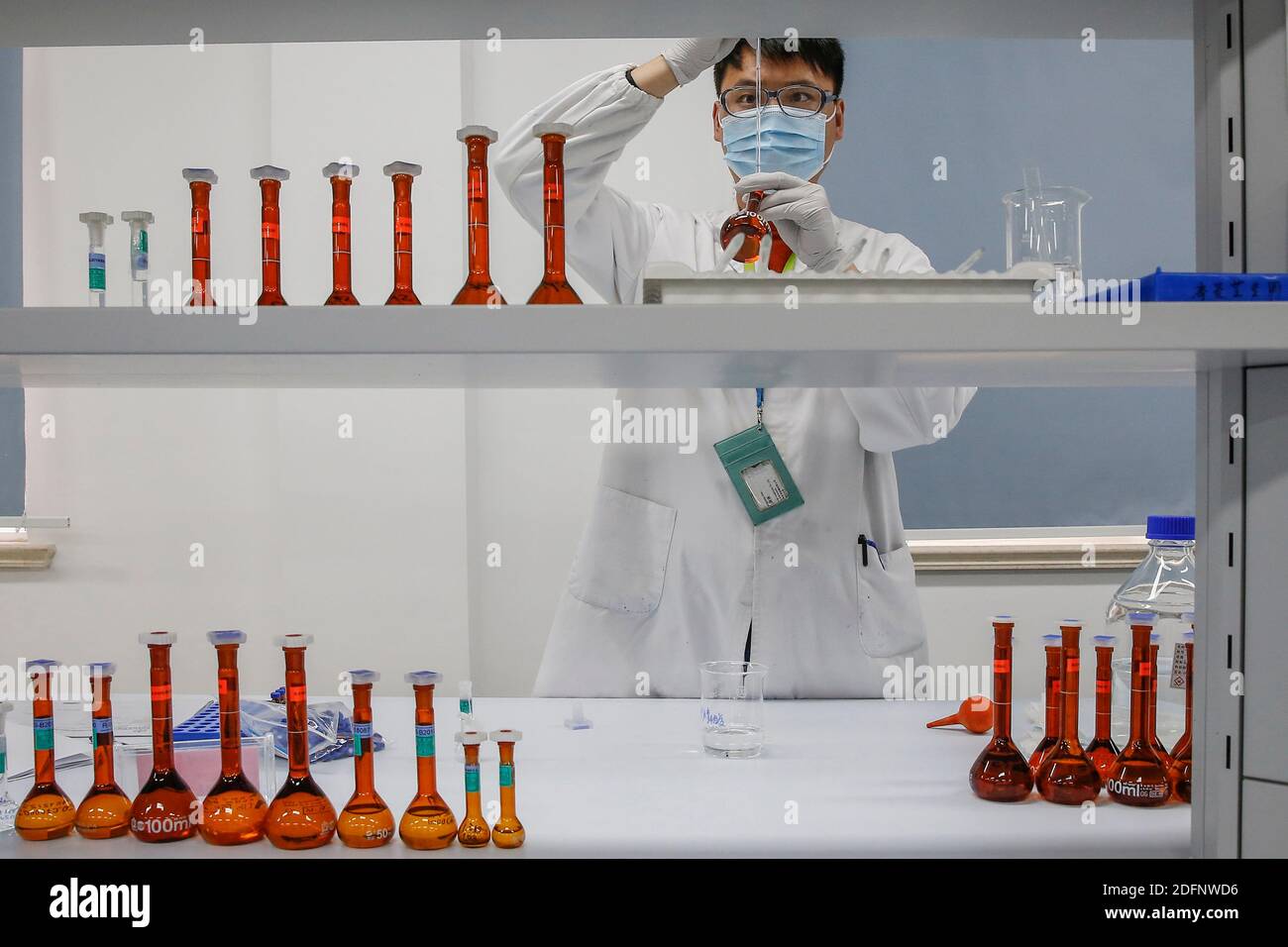 (201206) -- QIDONG, 6 dicembre 2020 (Xinhua) -- un membro dello staff lavora in un laboratorio fisico e chimico presso la Bayer Healthcare Company Limited Qidong Branch a Qidong, nella provincia di Jiangsu, nella Cina orientale, 2 dicembre 2020. Bayer, un'azienda innovativa con competenze fondamentali nel campo dell'assistenza sanitaria e dell'agricoltura, non solo ha rafforzato i propri investimenti nel mercato cinese, ma ha anche approfondito la propria integrazione nello sviluppo economico e sociale della Cina. Come altri investitori stranieri, anche il governo cinese ha riservato alla Bayer lo stesso trattamento, che incoraggia l’innovazione e la cooperazione. L'azienda è stata introd Foto Stock