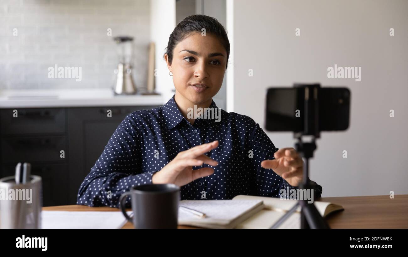 indù sicuro allenatore donna trasmissione dal vivo formazione parlando al pubblico Foto Stock