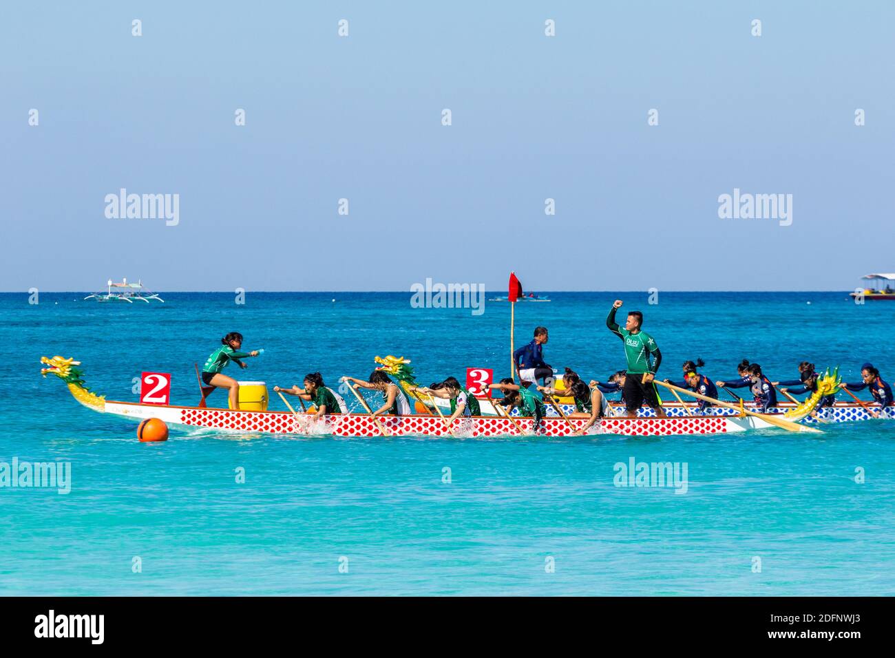 I vogatori di Dragon Boat durante il Boracay International Dragon Boat Festival nel 2013 si è tenuto a Boracay Island, Filippine Foto Stock