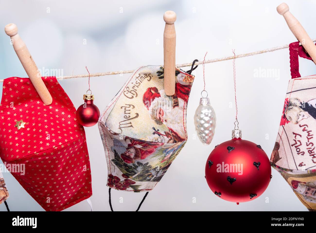 Bitte Corona Masken auf einer Wäscheleine in der Vorweihnachtszeit Foto Stock