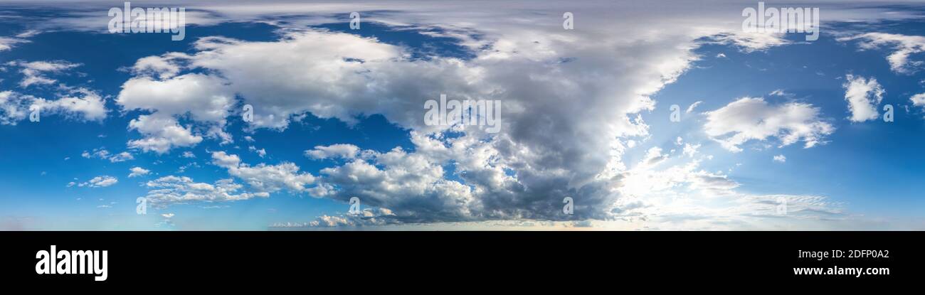 Panorama senza interruzioni del cielo con nuvole di Cumulus in formato equirettangolare sferico con zenith completo per l'uso in grafica 3D, giochi e. Foto Stock