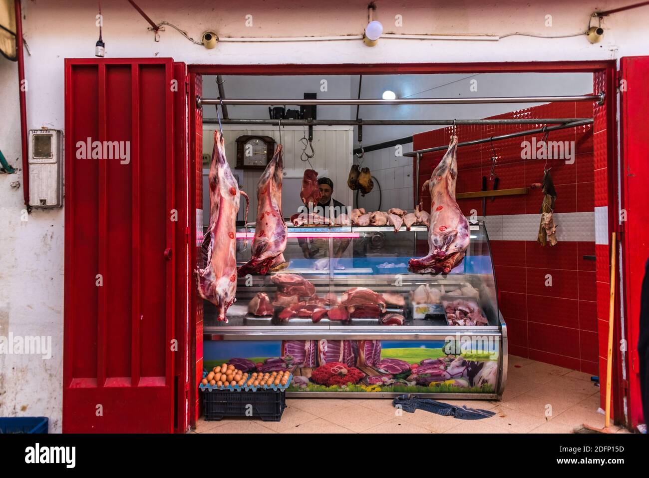 Alisha, Marocco - gen. 2020:OCAL Butcher in un mercato marocchino all'aperto ad Alisha Foto Stock