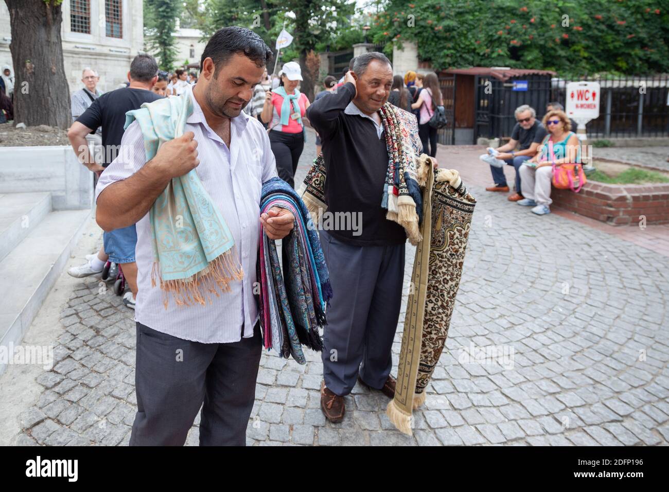 Turchia, area di Istanbul, un venditore turco di tappeti mostra un tappeto Foto Stock