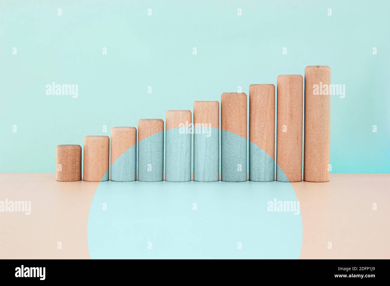 Grafico astratto commerciale crescente realizzato da blocchi di legno con spazio di copia. Blu colori arte Foto Stock