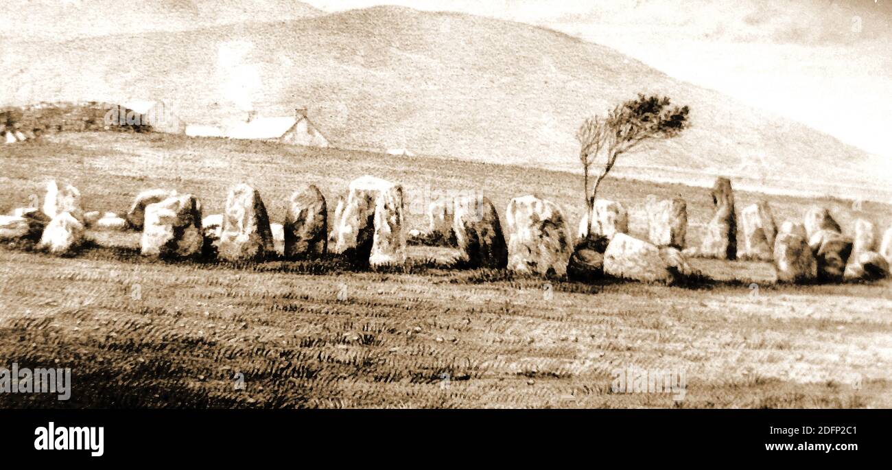 SWINSIDE - un sito dell'età del bronzo neolitico che è uno dei circoli di pietra britannici più impressionanti e meglio conservati ed è uno dei meno visitati. Situato nella Whicham Valley, a circa 25 minuti a piedi dal villaggio di Broadgate, l'anello ha un diametro di poco meno di 94 piedi (circa 37 metri). Attualmente contiene 55 pietre, anche se originariamente potrebbe avere 60. Ha anche 2 porte esterne o pietre di ingresso. Molte delle pietre di questa vecchia fotografia sono state riportate nelle loro posizioni diritte. I suoi nomi originali erano Sunkenkirk, Swineside, & Swineshead. Foto Stock