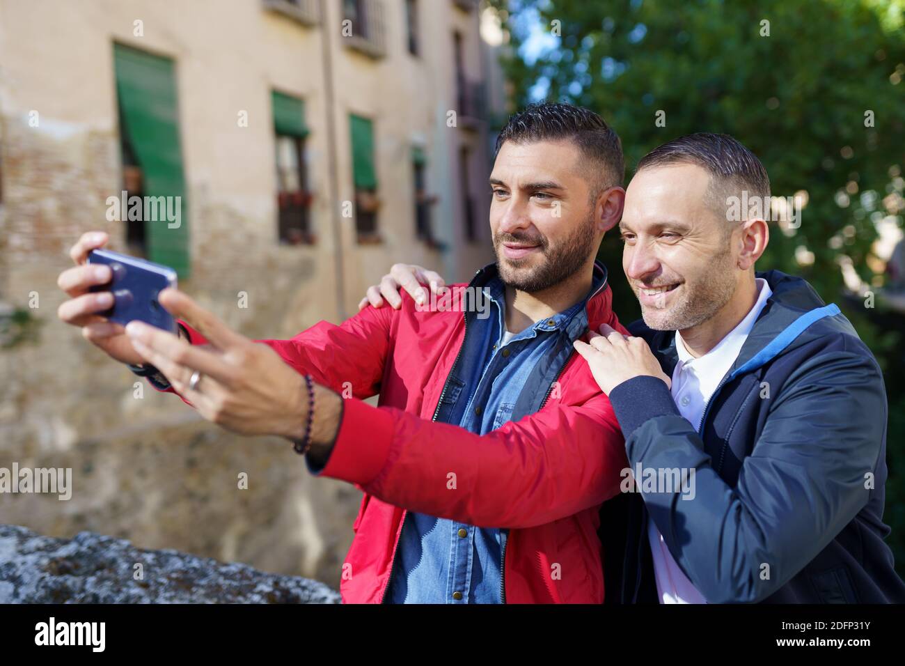 Coppia gay che fa un selfie con il loro smartphone. Foto Stock