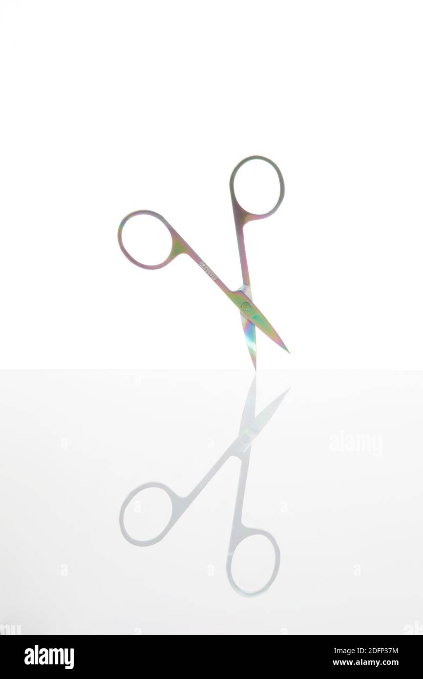 Forbici arcobaleno con riflessi su sfondo bianco Foto Stock