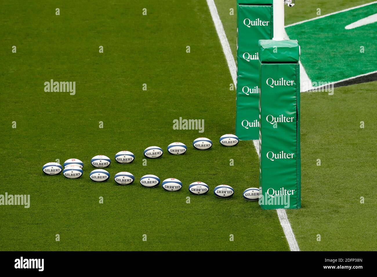 Twickenham, Londra, Regno Unito. 6 Dicembre 2020. International Rugby, Autumn Nations Cup, England Versus France; Gilbert Rugby palle sul campo accanto al Quilter Sponsored prova post Credit: Action Plus Sports/Alamy Live News Credit: Action Plus Sports Images/Alamy Live News Foto Stock