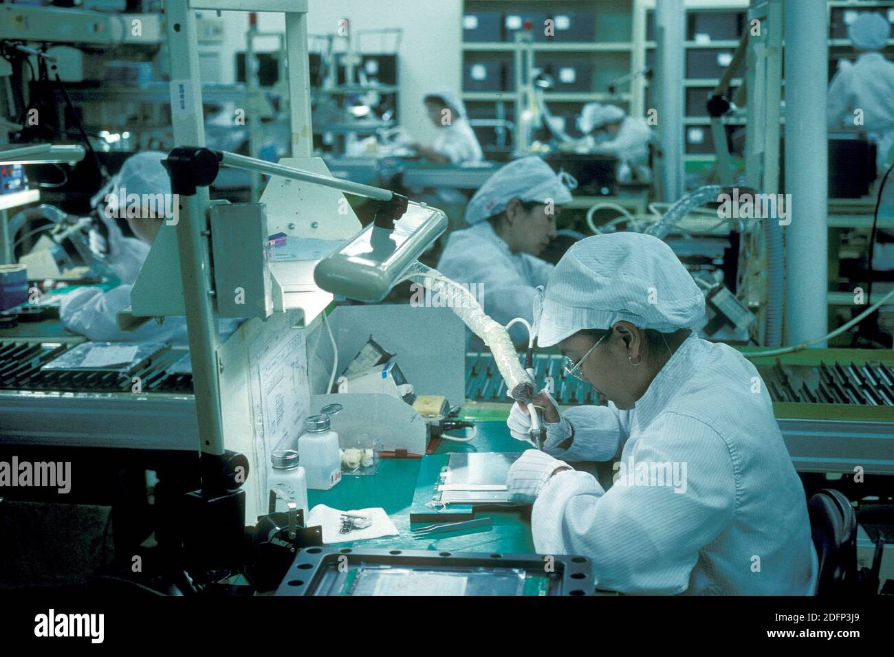 Una fabbrica elettronica nella città di Kaohsiung a Taiwan di Aasia  orientale. Taiwan, Taipei, luglio 1997 Foto stock - Alamy