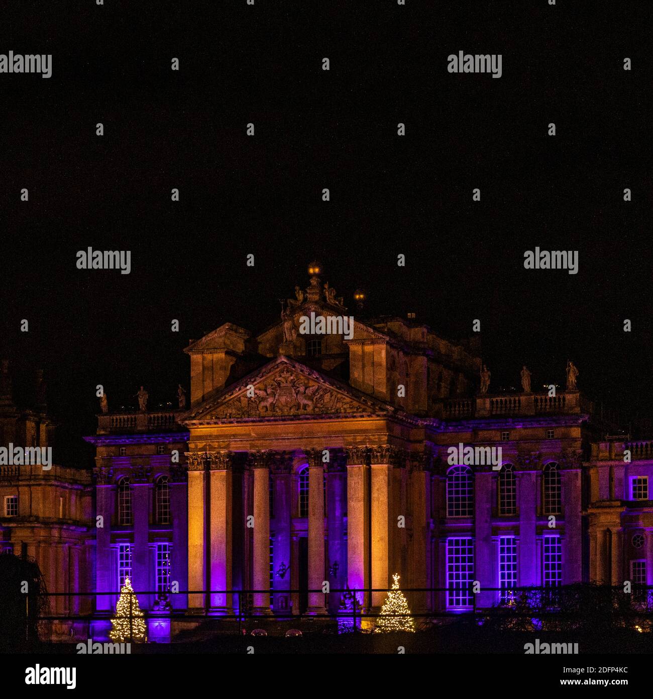 Blenheim Palace illuminato per Natale come parte del percorso delle luci di Natale di Blenheim. Foto Stock