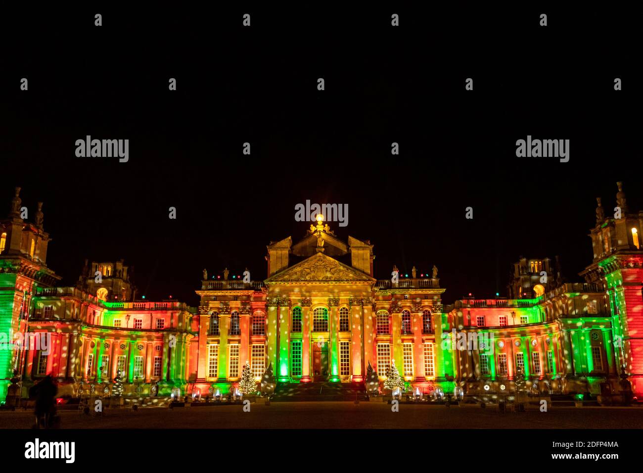 Blenheim Palace illuminato per Natale come parte del percorso delle luci di Natale di Blenheim. Foto Stock