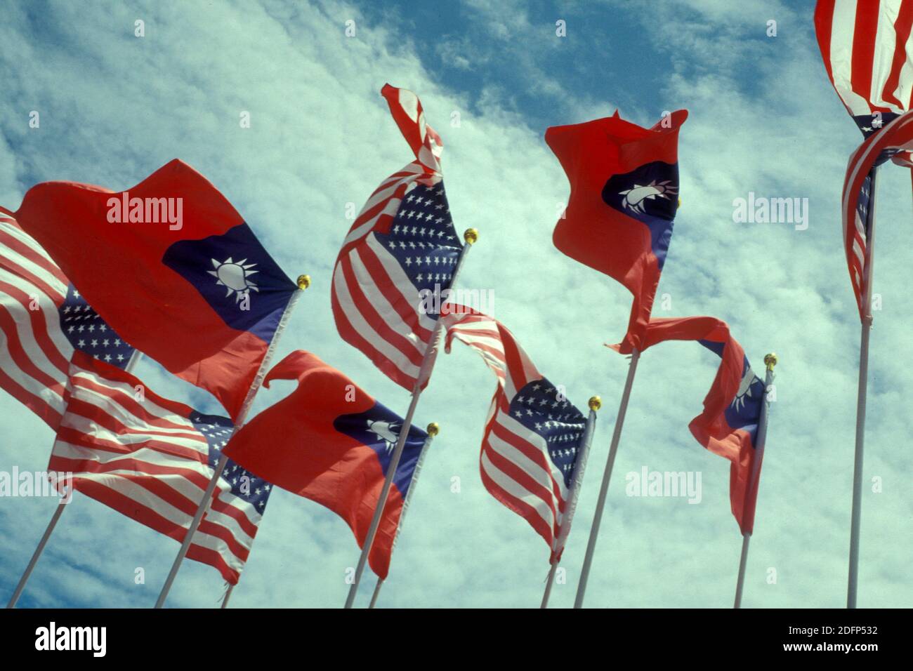 Bandiera di Stati Uniti e taiwan alla Giornata nazionale degli Stati Uniti del 4. Luglio nel centro della città di Kaohsiung a Taiwan di Aasia orientale. Taiwan, Taipei, maggio 2001 Foto Stock