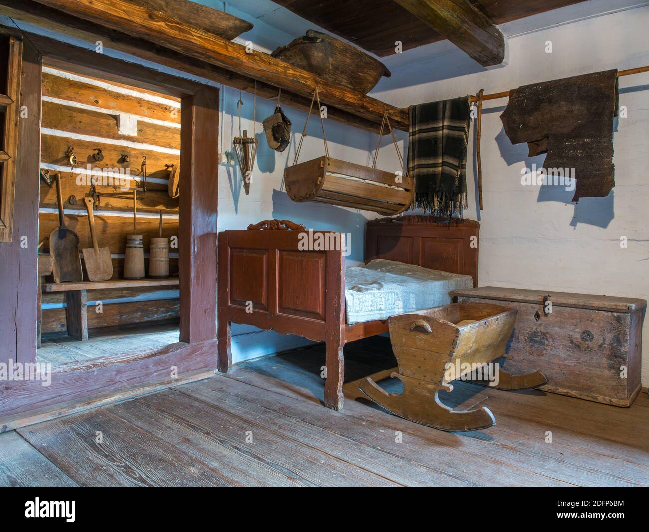 Zyndranowa, Polonia - 13 agosto 2017: Sala tipica con cucina a carbone in una casa di legno nel Museo della Cultura Lemko Foto Stock