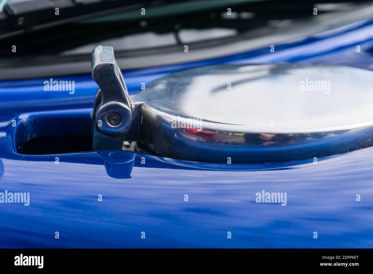 Primo piano del tappo del bocchettone di rifornimento del carburante cromato su Una replica di alta qualità Superformance GT40R blu e bianco metallizzato Della Ford GT40 Foto Stock