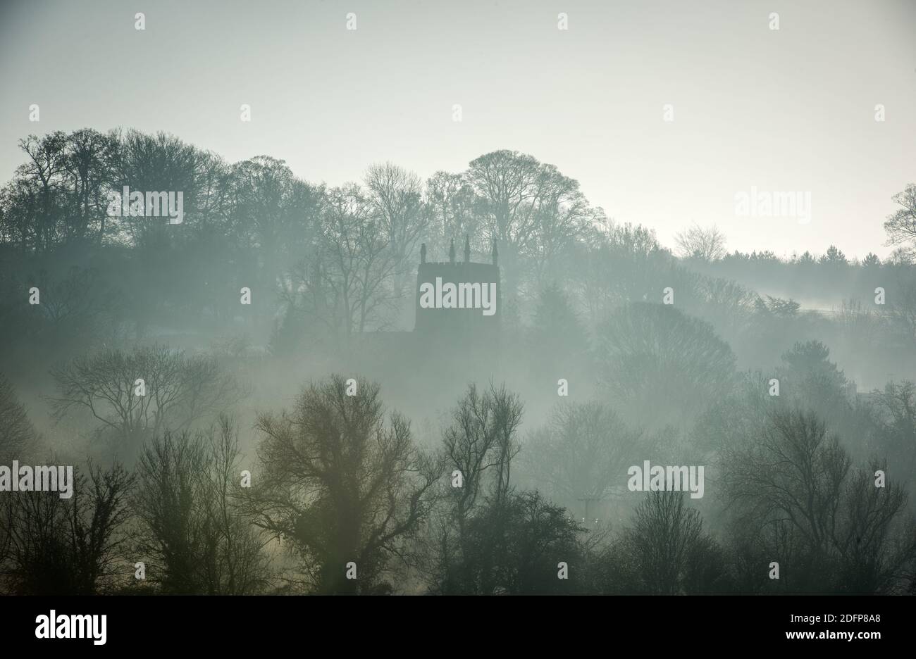 Bingham, Nottinghamshire, Regno Unito. 6 dicembre 2020. La chiesa di San Giacomo a Woolsthorpe esce dalla nebbia mattutina nella vale di Belvoir, nel Leicestershire. Neil Squires/Alamy Live News Foto Stock