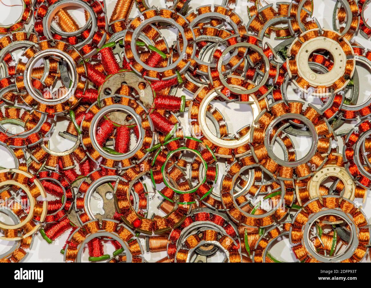 Gruppi bobina da motori in dischi rigidi e unità ottiche. Le bobine sono in una pila da riciclare. Sono avvolti con filo di rame. Foto Stock