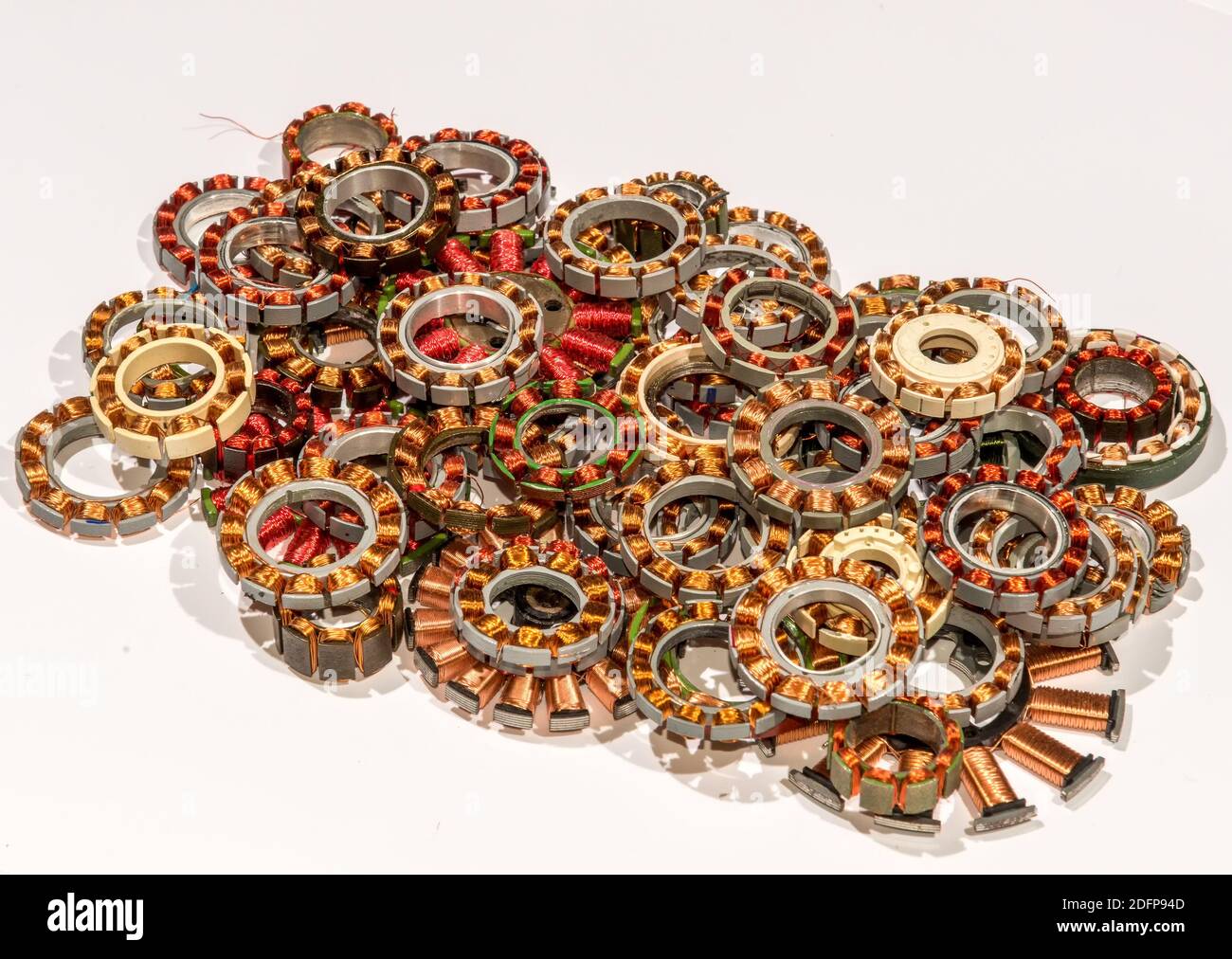 Gruppi bobina da motori in dischi rigidi e unità ottiche. Le bobine sono in una pila da riciclare. Sono avvolti con filo di rame. Foto Stock