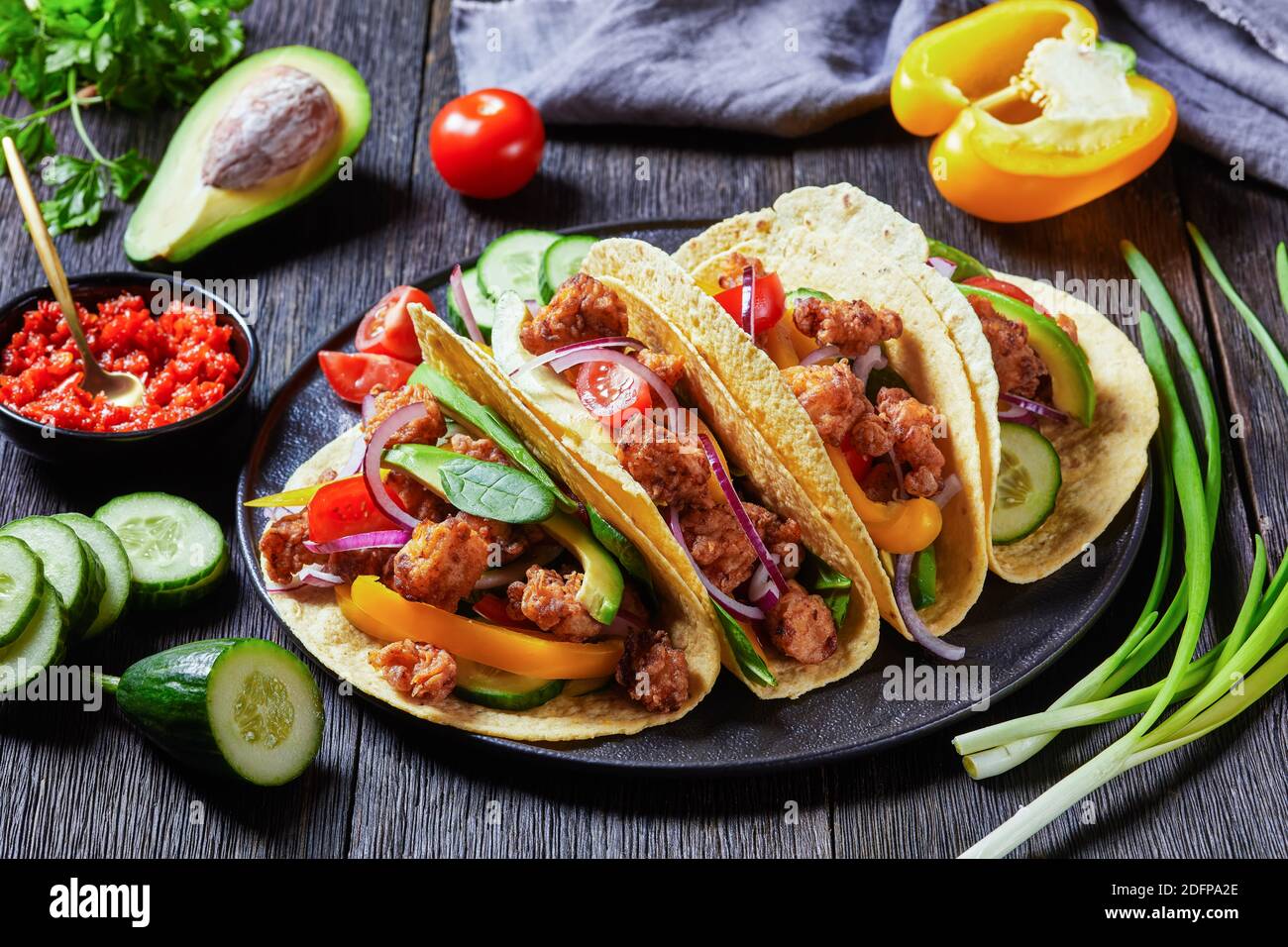 tacos di mais di strada di pollo con verdure e salsa Foto Stock