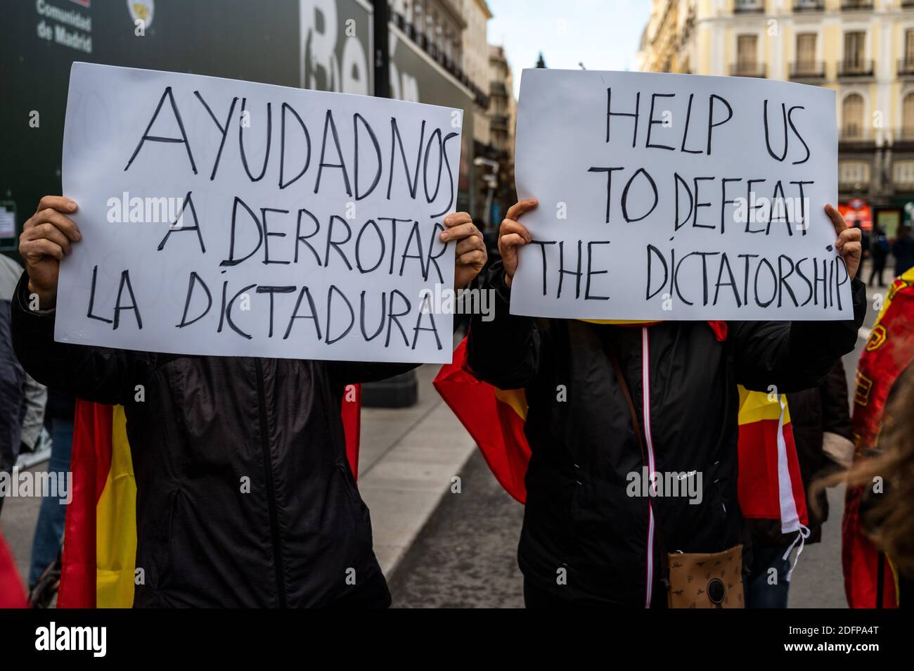 Madrid, Spagna. 06 dicembre 2020. Manifestanti con cartelli durante una manifestazione in marcia al Congresso dei deputati per protestare contro il Governo e chiedere le dimissioni del Presidente Pedro Sanchez coincidendo con l'atto centrale del giorno della celebrazione della Costituzione spagnola che si celebra in seno al Congresso dei deputati. Credit: Marcos del Mazo/Alamy Live News Foto Stock