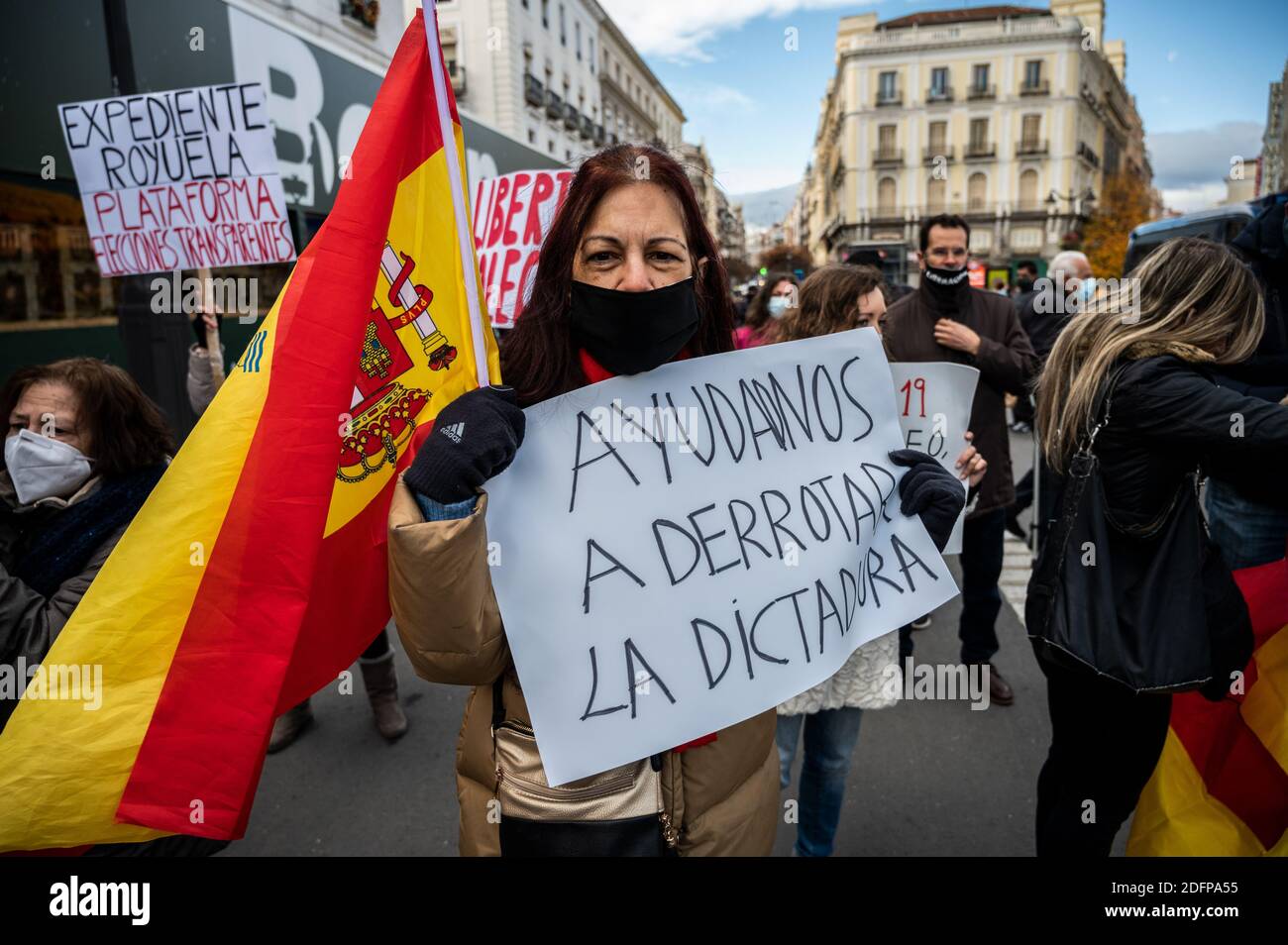 Madrid, Spagna. 06 dicembre 2020. Protestante con una scritta "Aiutaci a sconfiggere la dittatura" durante una manifestazione in marcia al Congresso dei deputati per protestare contro il governo e chiedere le dimissioni del Presidente Pedro Sanchez in coincidenza con l'atto centrale del giorno della celebrazione della Costituzione spagnola che si celebra all'interno Il Congresso dei deputati. Credit: Marcos del Mazo/Alamy Live News Foto Stock