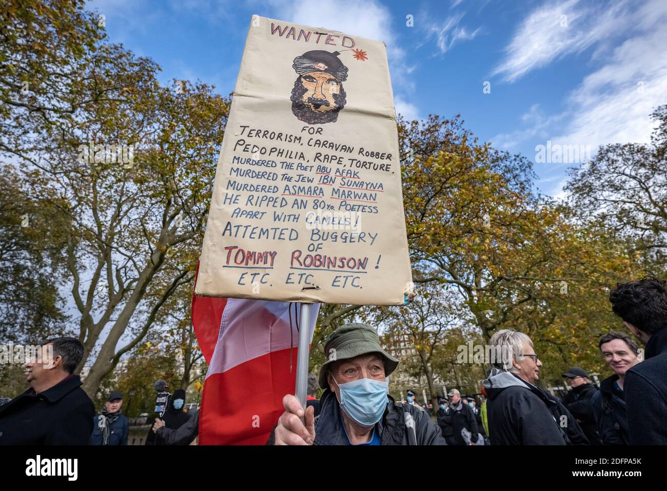 I sostenitori di Tommy Robinson riuniscono il Speakers’ Corner ad Hyde Park sotto la supervisione della polizia. Londra, Regno Unito. Foto Stock