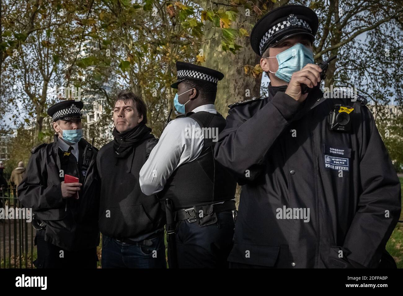 I sostenitori di Tommy Robinson hanno arrestato Speakers’ Corner ad Hyde Park sotto la supervisione della polizia. Londra, Regno Unito. Foto Stock