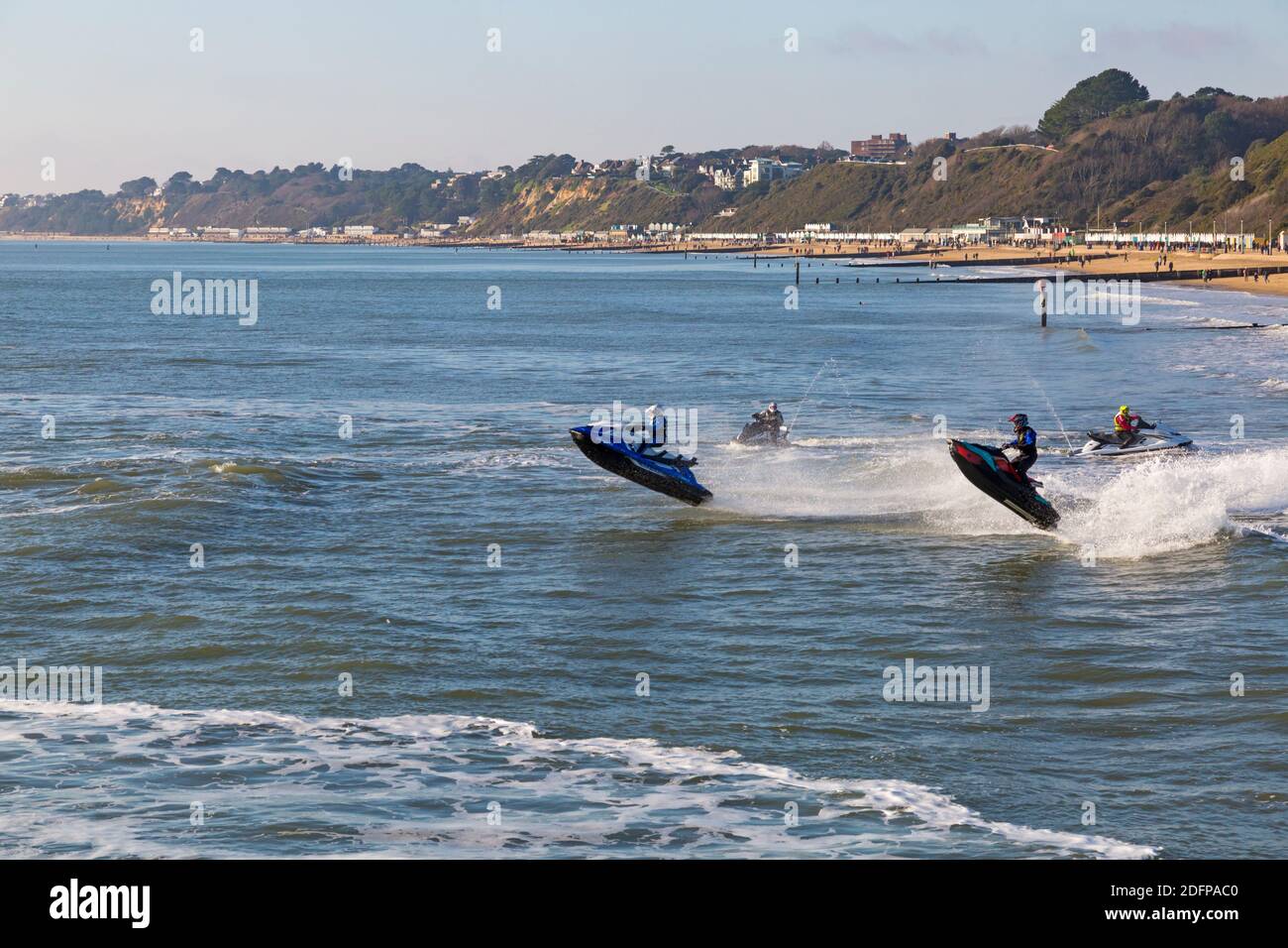 Bournemouth, Dorset UK. 6 dicembre 2020. Tempo nel Regno Unito: I jetski che fanno acrobazie trick su una giornata fredda, ma soleggiata alla spiaggia di Bournemouth. Jet sciatori jetski jet ski jetski jetski jet ski jetski ski jetski jetski ski jetski ski ski ski. Credit: Carolyn Jenkins/Alamy Live News Foto Stock