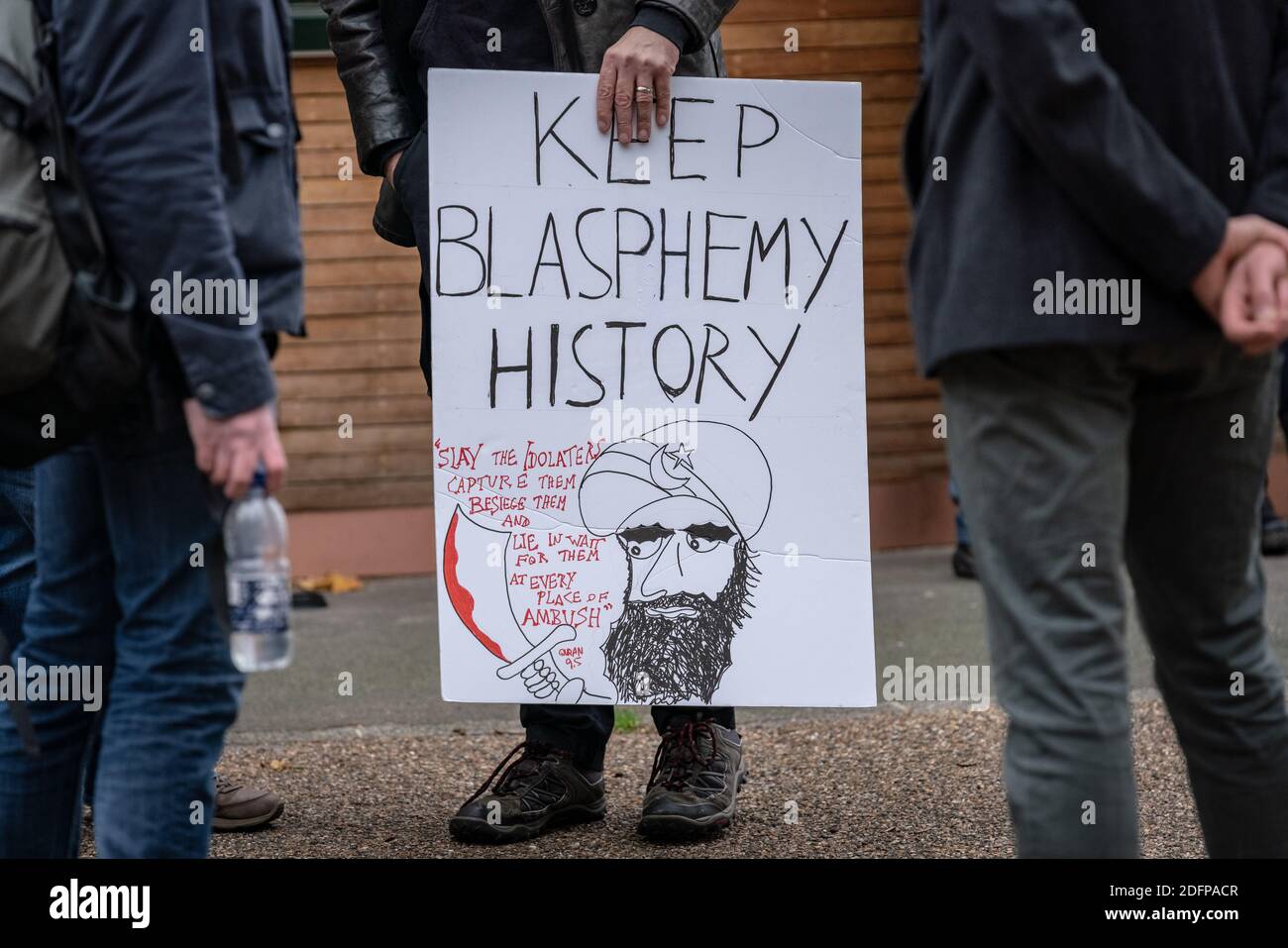 I sostenitori di Tommy Robinson riuniscono il Speakers’ Corner ad Hyde Park sotto la supervisione della polizia. Londra, Regno Unito. Foto Stock