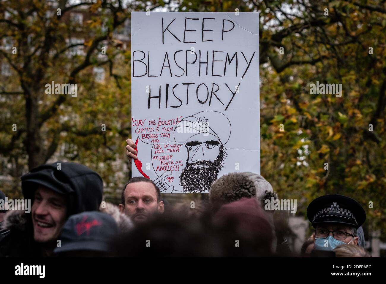 I sostenitori di Tommy Robinson riuniscono il Speakers’ Corner ad Hyde Park sotto la supervisione della polizia. Londra, Regno Unito. Foto Stock