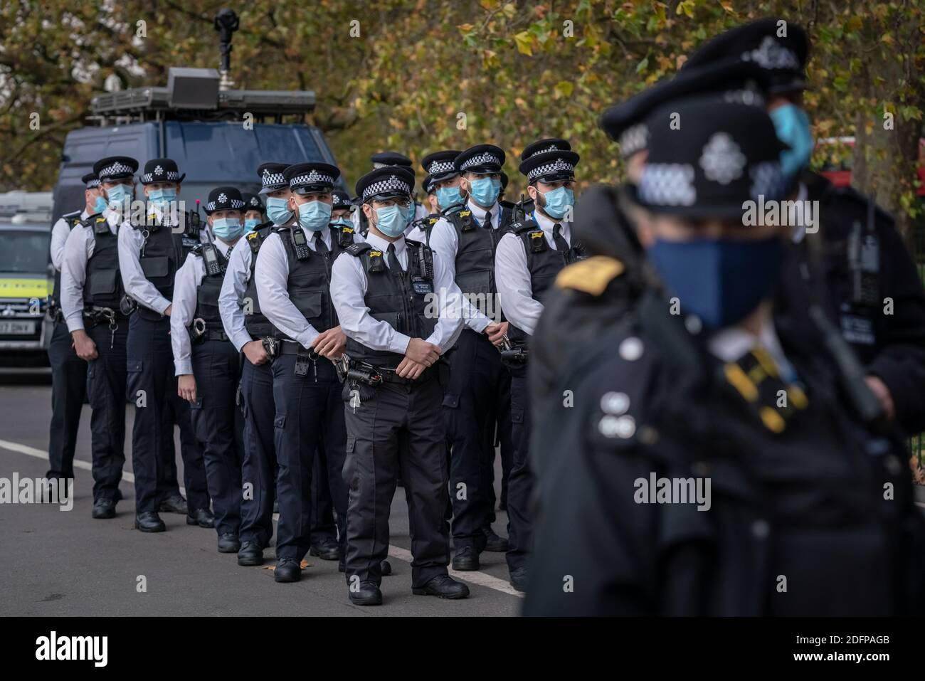 La polizia si è incontrata in stand-by mentre i sostenitori di Tommy Robinson si sono riuniti in Speakers’ Corner ad Hyde Park sotto la supervisione della polizia. Londra, Regno Unito. Foto Stock