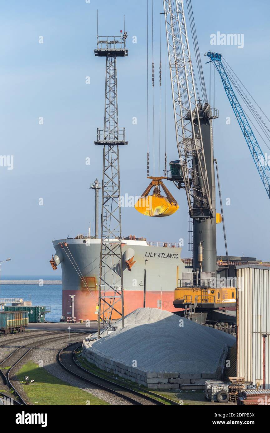 Porto di Gdynia, Polonia, 09 febbraio 2020. Nave nel porto di Gdynia, gru portuali Foto Stock