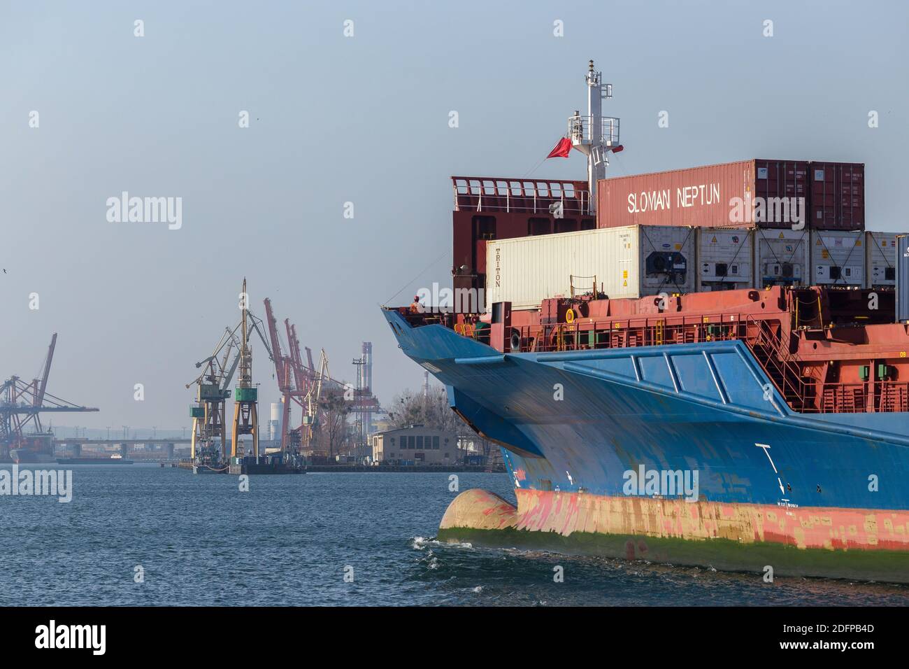 Porto di Gdynia, Polonia, 09 febbraio 2020. La nave del contenitore entra nel porto Foto Stock