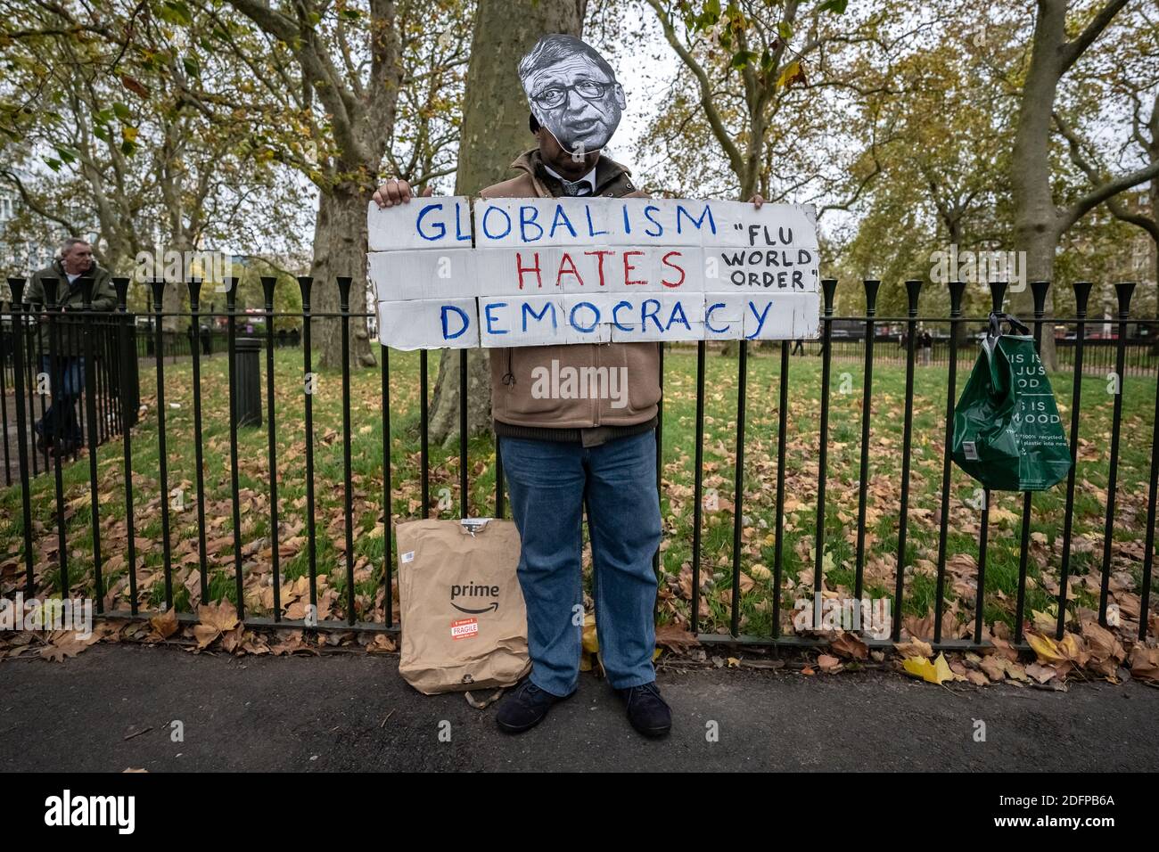 Bill Gates 'influenza' teoria della cospirazione. Predicazione, dibattiti al Speakers’ Corner, l’angolo nord-est di Hyde Park che parla il pubblico. Londra, Regno Unito. Foto Stock
