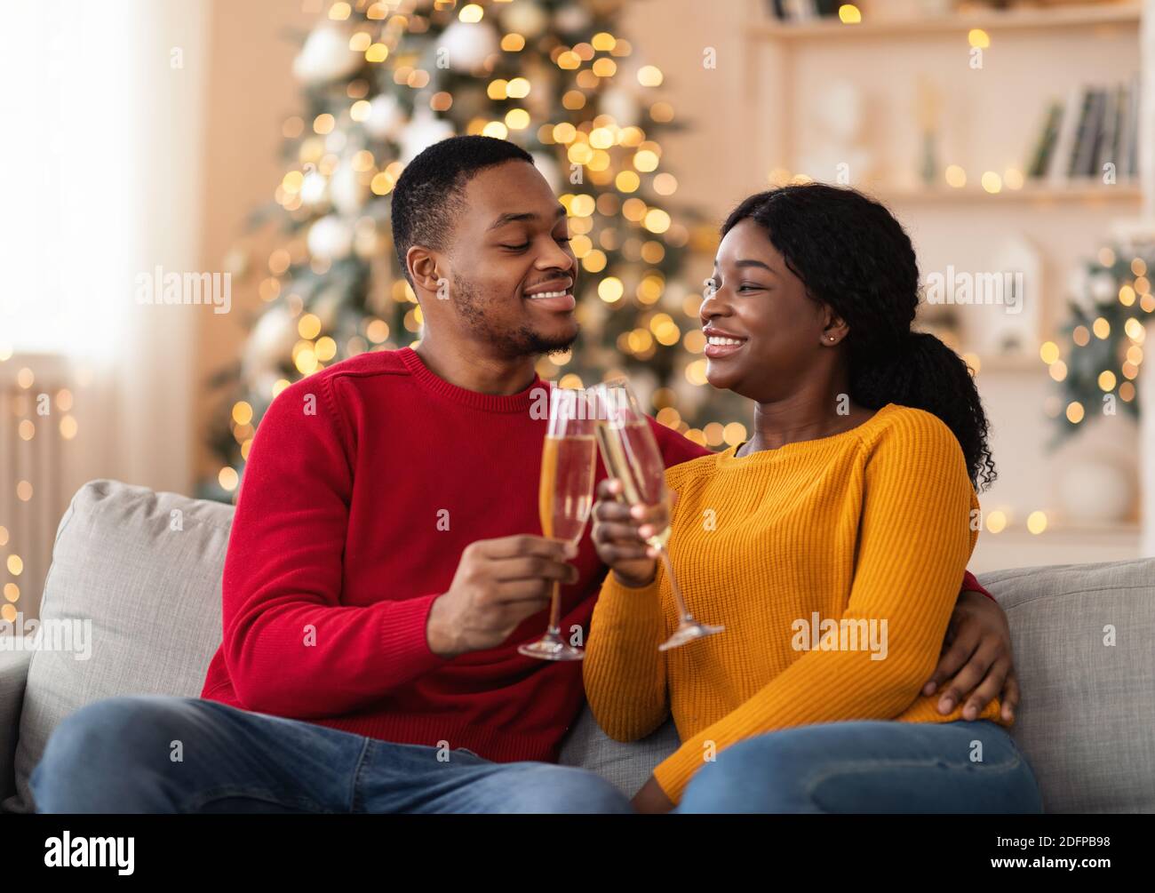 Felice famiglia e romantico appuntamento a casa Foto Stock