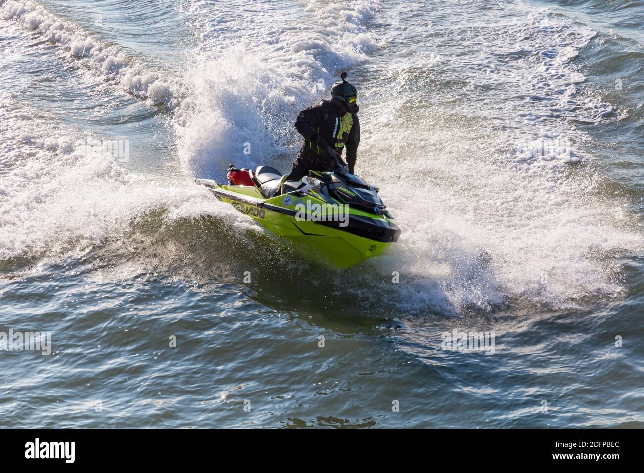 Bournemouth, Dorset UK. 6 dicembre 2020. Tempo nel Regno Unito: Sciatori in una giornata fredda, ma soleggiata alla spiaggia di Bournemouth. Moto d'acqua jetsciatori jet ski jetski jetski jet ski jetski jetski jet ski jet ski jetski. Credit: Carolyn Jenkins/Alamy Live News Foto Stock