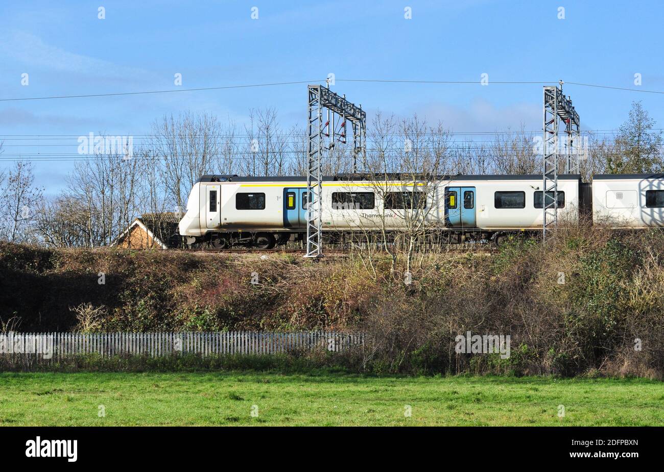 L'EMU Classe 700 direzione sud passa a Walsworth Common sulla strada per Hitchin, Hertfordshire, Inghilterra, Regno Unito Foto Stock